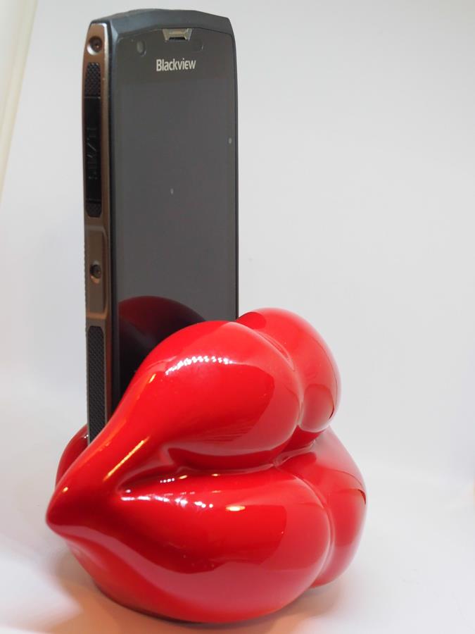 Cellular or tablet holder lips shaped